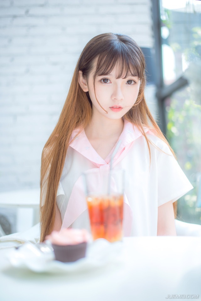 “二哥。”就在此时，门外进来一名风尘仆仆的汉子，一身百姓打扮，若非双目间目光有些慑人，乍一看去，与普通百姓无异，见到诸葛亮，躬身一拜。